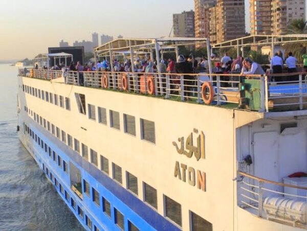 نايل كروز الملكية Nile Cruise ذات فئة الـ 5 نجوم افضل المراكب النيلية المتحركة احجز أفضل مركب بين التحرير و المعادي و الزمالك بأحسن الاسعار رحلات بكروزات فخمة وخدمات متميزة رحلة نيلية 3 ساعات مع برنامج فني مميز و افضل نجوم الغناء المصري و الخليجي مع الباند الشرقي و الغربي و الرقص الشرقي و التنورة و الفنون الشعبية و الاستعراضية رحلة عشاء - رحلة غدا الباخرة رحلات نيلية متحركة مع العشاء الفاخر والفقرات الفنيه تجربة لا تُنسى تتيح للمسافرين استكشاف عجائب مصر القديمةمع الاستمتاع بوسائل الراحة الفاخرة والمناظر الخلابة