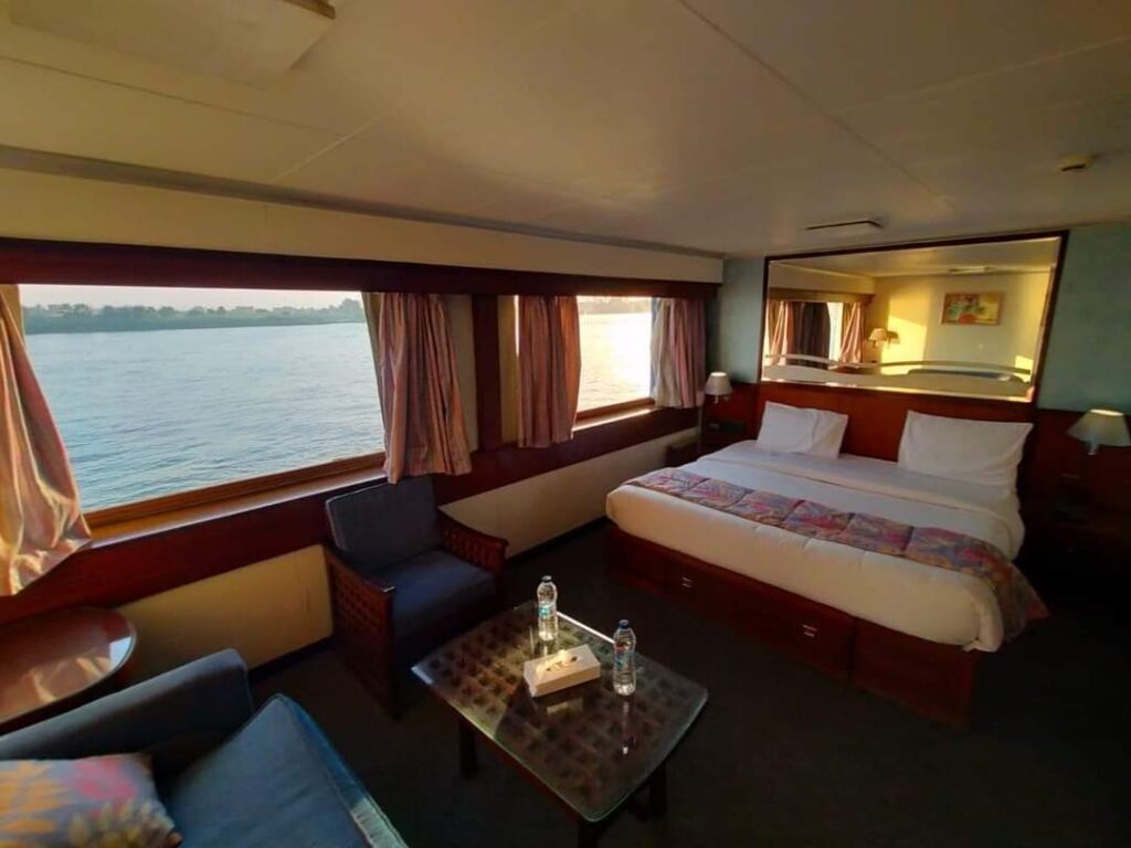 نايل كروز الملكية Nile Cruise ذات فئة الـ 5 نجوم افضل المراكب النيلية المتحركة احجز أفضل مركب بين التحرير و المعادي و الزمالك بأحسن الاسعار رحلات بكروزات فخمة وخدمات متميزة رحلة نيلية 3 ساعات مع برنامج فني مميز و افضل نجوم الغناء المصري و الخليجي مع الباند الشرقي و الغربي و الرقص الشرقي و التنورة و الفنون الشعبية و الاستعراضية رحلة عشاء  - رحلة غدا الباخرة رحلات نيلية متحركة مع العشاء الفاخر والفقرات الفنيه تجربة لا تُنسى تتيح للمسافرين استكشاف عجائب مصر القديمةمع الاستمتاع بوسائل الراحة الفاخرة والمناظر الخلابة