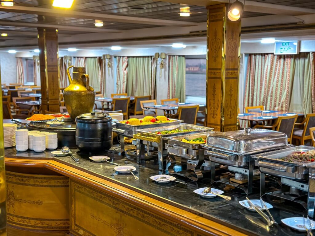 نايل كروز الملكية Nile Cruise ذات فئة الـ 5 نجوم افضل المراكب النيلية المتحركة احجز أفضل مركب بين التحرير و المعادي و الزمالك بأحسن الاسعار رحلات بكروزات فخمة وخدمات متميزة رحلة نيلية 3 ساعات مع برنامج فني مميز و افضل نجوم الغناء المصري و الخليجي مع الباند الشرقي و الغربي و الرقص الشرقي و التنورة و الفنون الشعبية و الاستعراضية رحلة عشاء  - رحلة غدا الباخرة رحلات نيلية متحركة مع العشاء الفاخر والفقرات الفنيه تجربة لا تُنسى تتيح للمسافرين استكشاف عجائب مصر القديمةمع الاستمتاع بوسائل الراحة الفاخرة والمناظر الخلابة